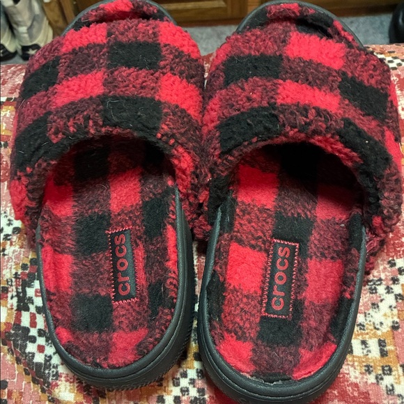 Like new! CROCS Buffalo Plaid Red/Black Sandals - Picture 3 of 7